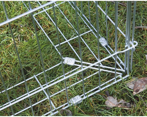 Vue détaillée d''une cage métallique avec des éléments de fixation