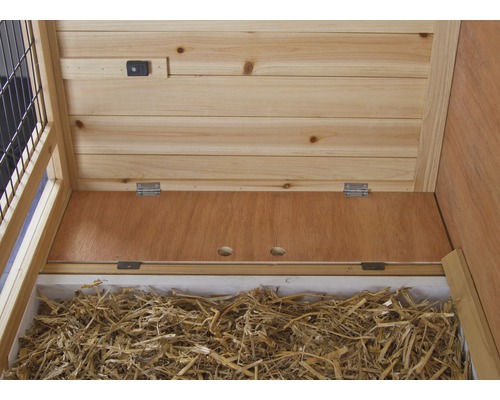 Vue intérieure d''un clapier en bois avec du foin