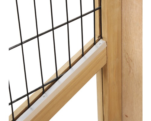 Vue détaillée d''un élément de clôture avec cadre en bois et grillage