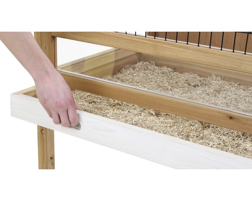 Vue détaillée d''un clapier en bois avec tiroir coulissant et litière.