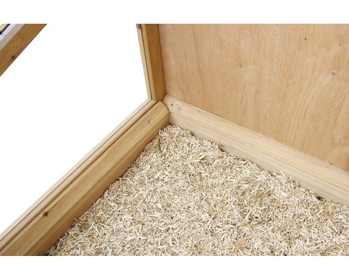 Abri en bois avec copeaux de bois