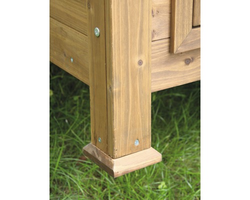 Detailansicht eines Holzregals mit Schrauben auf Rasen