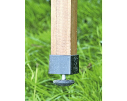 Detailaufnahme eines Holzpfostens mit Nivellierfuß