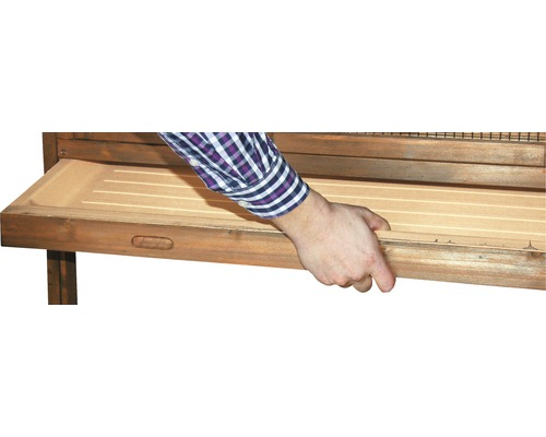 Detailansicht einer ausziehbaren Schublade aus Holz