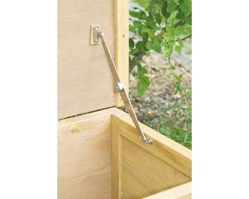 Detailansicht einer geöffneten Holzgartenbox mit Deckelstütze