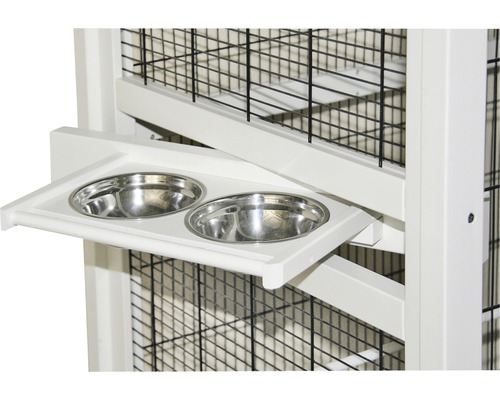 Vue détaillée d''une cage avec deux gamelles en acier inoxydable sur un support