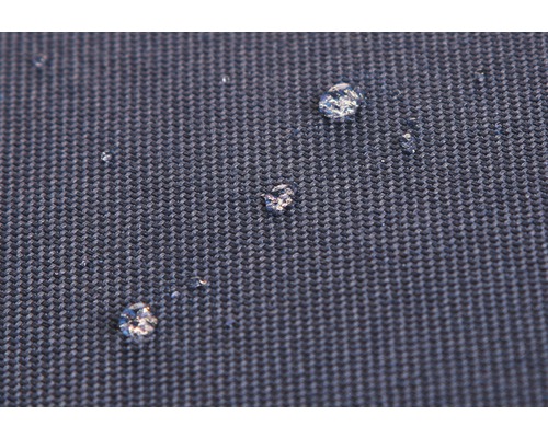 Nahaufnahme von Wassertropfen auf wasserabweisendem Stoff