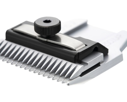 Detailansicht einer silberfarbenen Schneideplatte für eine Haarschneidemaschine