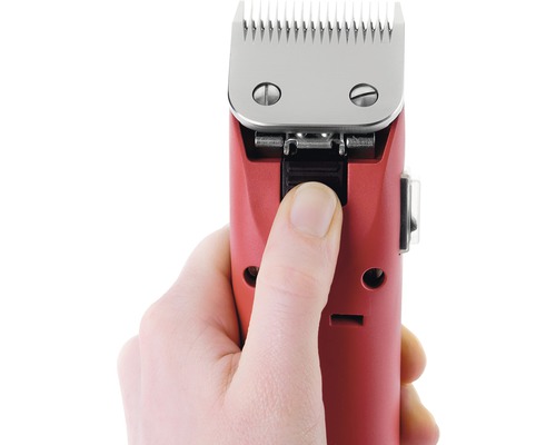 Main actionnant l''interrupteur sur des tondeuses à cheveux