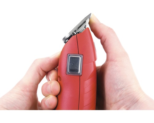 Tondeuse à cheveux rouge dans la main