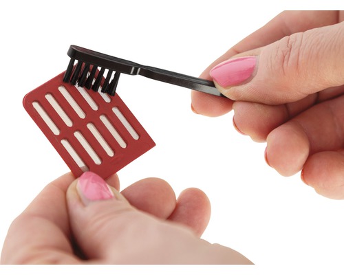 Nettoyage d''un tapis filtrant avec une brosse