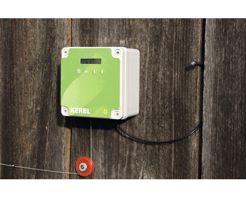 Kerbl Weidezaungerät zur Zaunüberwachung an einer Holzwand