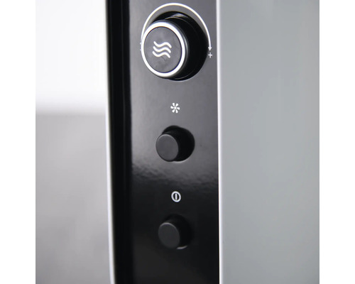 Gros plan des commandes d''un micro-ondes avec bouton rotatif et symboles