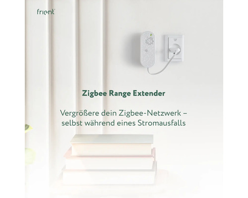 Frient Zigbee Range Extender an der Wand neben einer Steckdose.