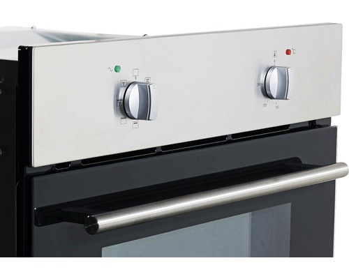 Gros plan d''un four encastrable avec boutons rotatifs