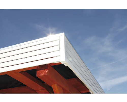 Vue détaillée d''une pergola en bois avec des lamelles de protection solaire sur un ciel bleu