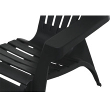 Gros plan d''une chaise de jardin noire en plastique avec accoudoir