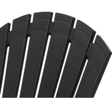 Vue détaillée du dossier d''une chaise de jardin noire en plastique.