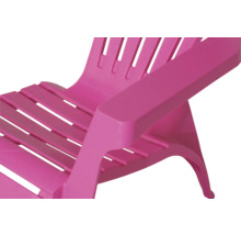Detailansicht eines pinkfarbenen Adirondack-Stuhls aus Kunststoff