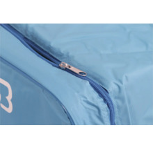 Fermeture éclair sur une couverture de piscine bleue