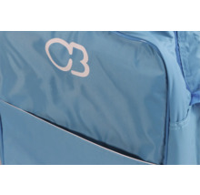 Hellblaue Sporttasche mit Reißverschluss und aufgedrucktem Logo