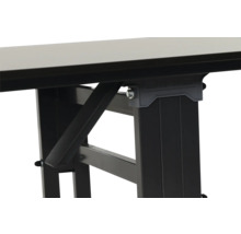 Vue détaillée d''une table avec pieds en métal