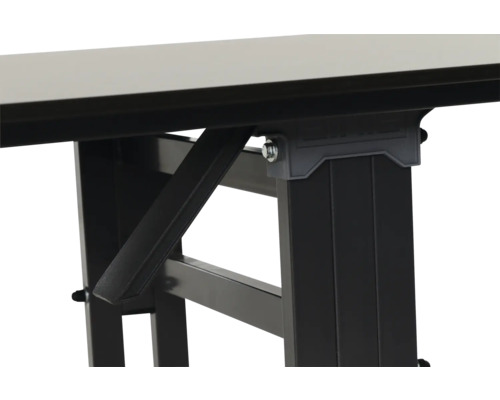 Vue détaillée d''une table avec pieds en métal