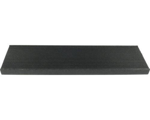 Schwarze Treppenstufe aus Gummi mit gerillter Oberfläche.