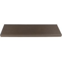 Terrassendiele aus geriffeltem Material