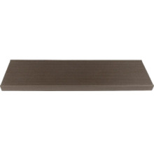 Terrassendiele mit geriffelter Oberfläche
