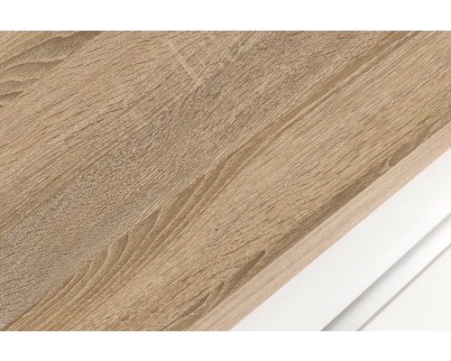 Nahaufnahme einer Arbeitsplatte mit Holzmaserung