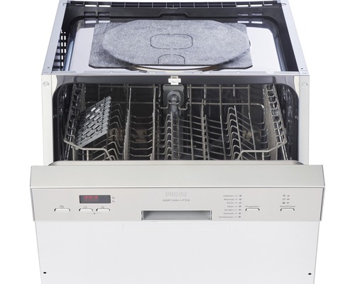 Geschirrspüler mit geöffneter Tür und Geschirrkorb