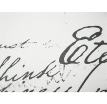 Gros plan d''un tissu blanc avec des lettres noires