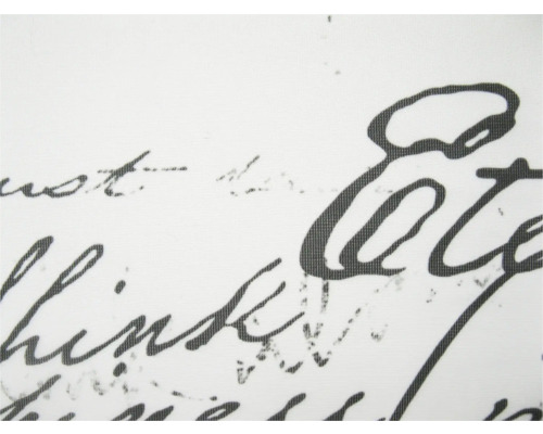 Gros plan d''un tissu blanc avec des lettres noires