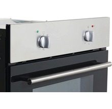 Gros plan d''un four encastrable avec boutons de commande et thermostat