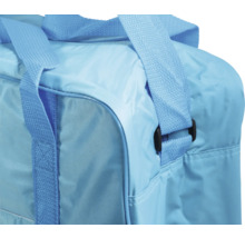 Gros plan d''un sac de voyage avec des poignées