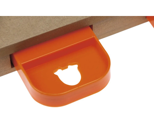 Oranger Bilderhaken an einer Holzplatte