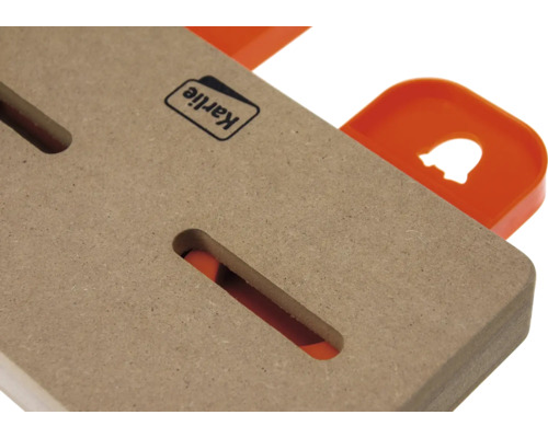 Karlie Logo auf einem Brett mit Aussparungen und Griffen