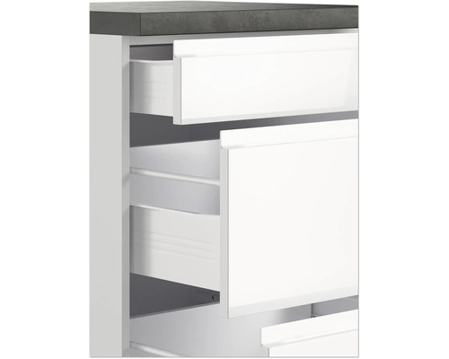 Meuble de salle de bains avec tiroirs ouverts