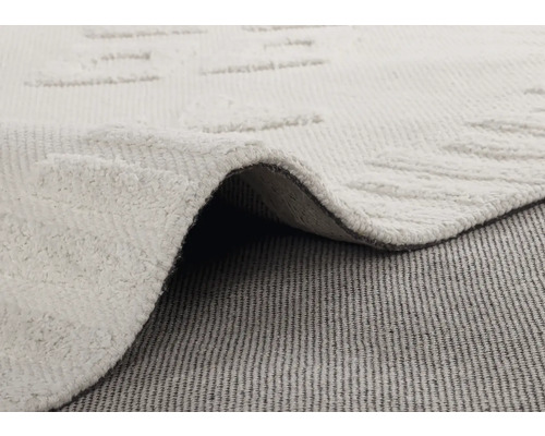 Vue détaillée d''un tapis avec un motif texturé et un dessous tissé