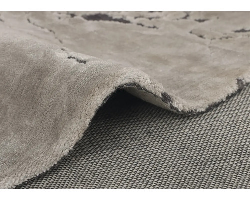 Detailansicht eines grauen Teppichs mit abstraktem Muster