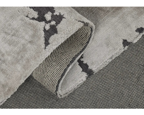 Vue détaillée d''un tapis gris à motifs