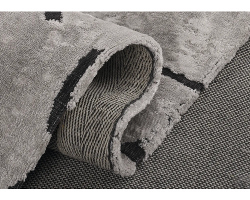 Detailansicht eines grauen Teppichs mit Muster