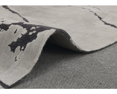 Vue détaillée d''un tapis gris avec motif abstrait