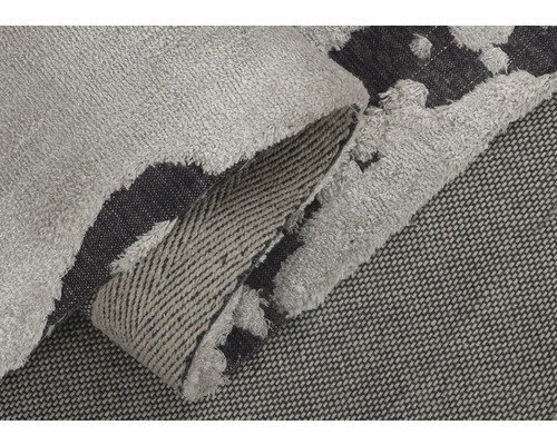 Vue détaillée d''un tapis gris-noir avec des franges