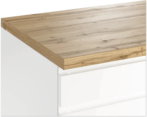 Gros plan d''un plan de travail en bois sur un meuble blanc