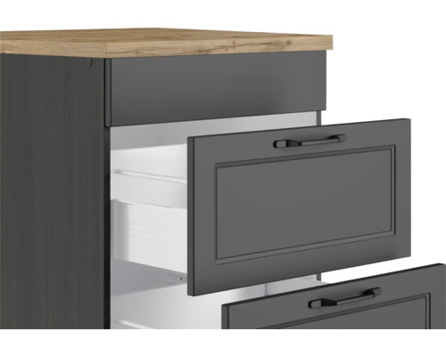 Armoire avec tiroirs ouverts