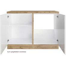Armoire ouverte blanche avec accents de bois