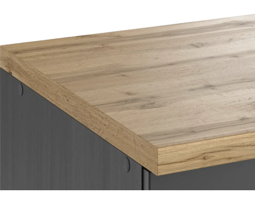 Vue détaillée d''un plan de travail imitation bois sur un meuble bas gris