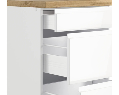 Kommode mit offenen weißen Schubladen und Holzplatte